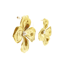 Cargar imagen en el visor de la galería, Aros flor con detalle en perlas
