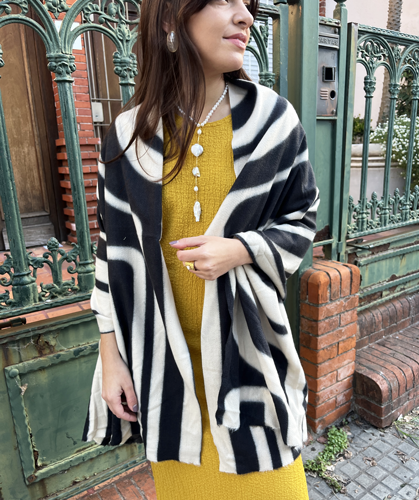 Pashmina blanca y negra, vista 2 – Fahoma