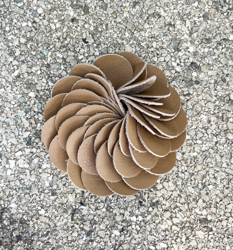 Broche flor de cuero, vista 3 – Fahoma
