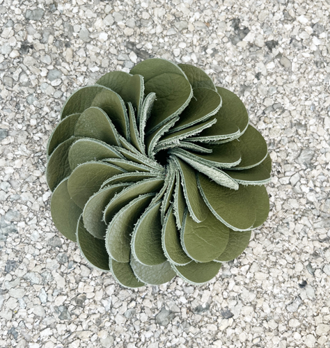 Broche flor de cuero, vista 2 – Fahoma