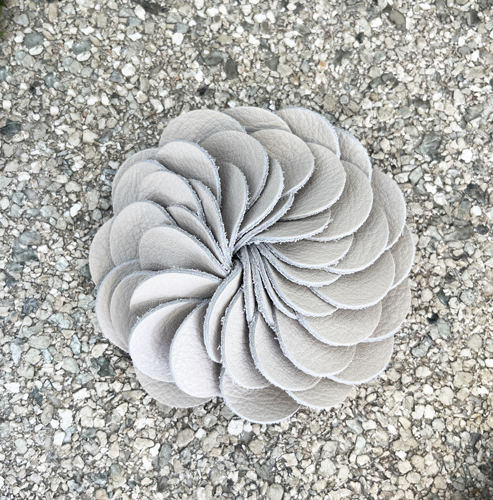 Broche flor de cuero, vista 4 – Fahoma