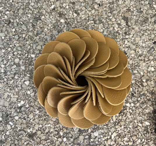 Broche flor de cuero, vista 7 – Fahoma
