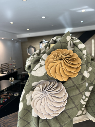 Broche flor de cuero, vista 6 – Fahoma