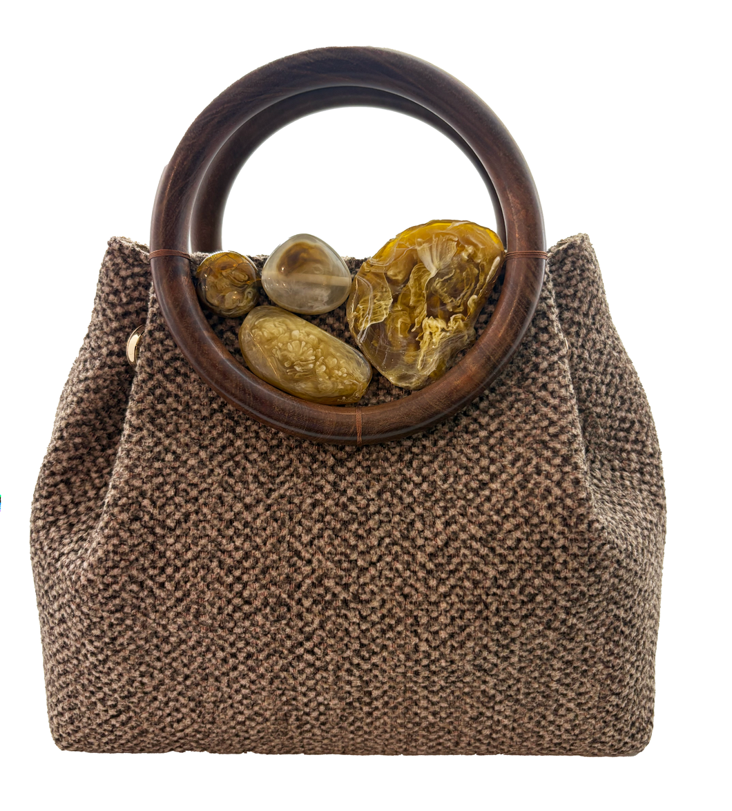 Cartera marron con piedras