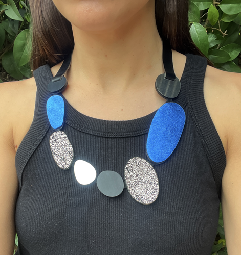 Collar de cuero azul, plateado y negro, vista 2 – Fahoma