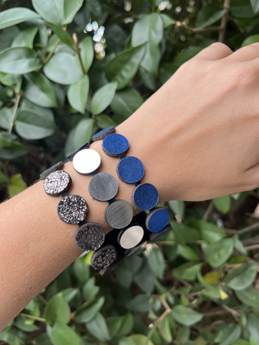 Pulsera de cuero plateada, azul y negra, vista 2 – Fahoma
