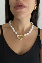 Cargar imagen en el visor de la galería, Collar perlas con eslabón central
