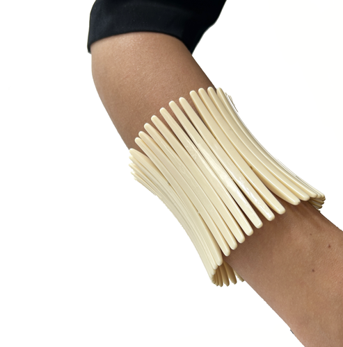 Pulsera ancha de resina color hueso, vista 3 – Fahoma