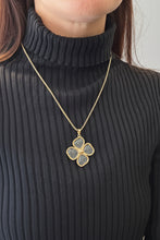 Cargar imagen en el visor de la galería, Collar dije flor
