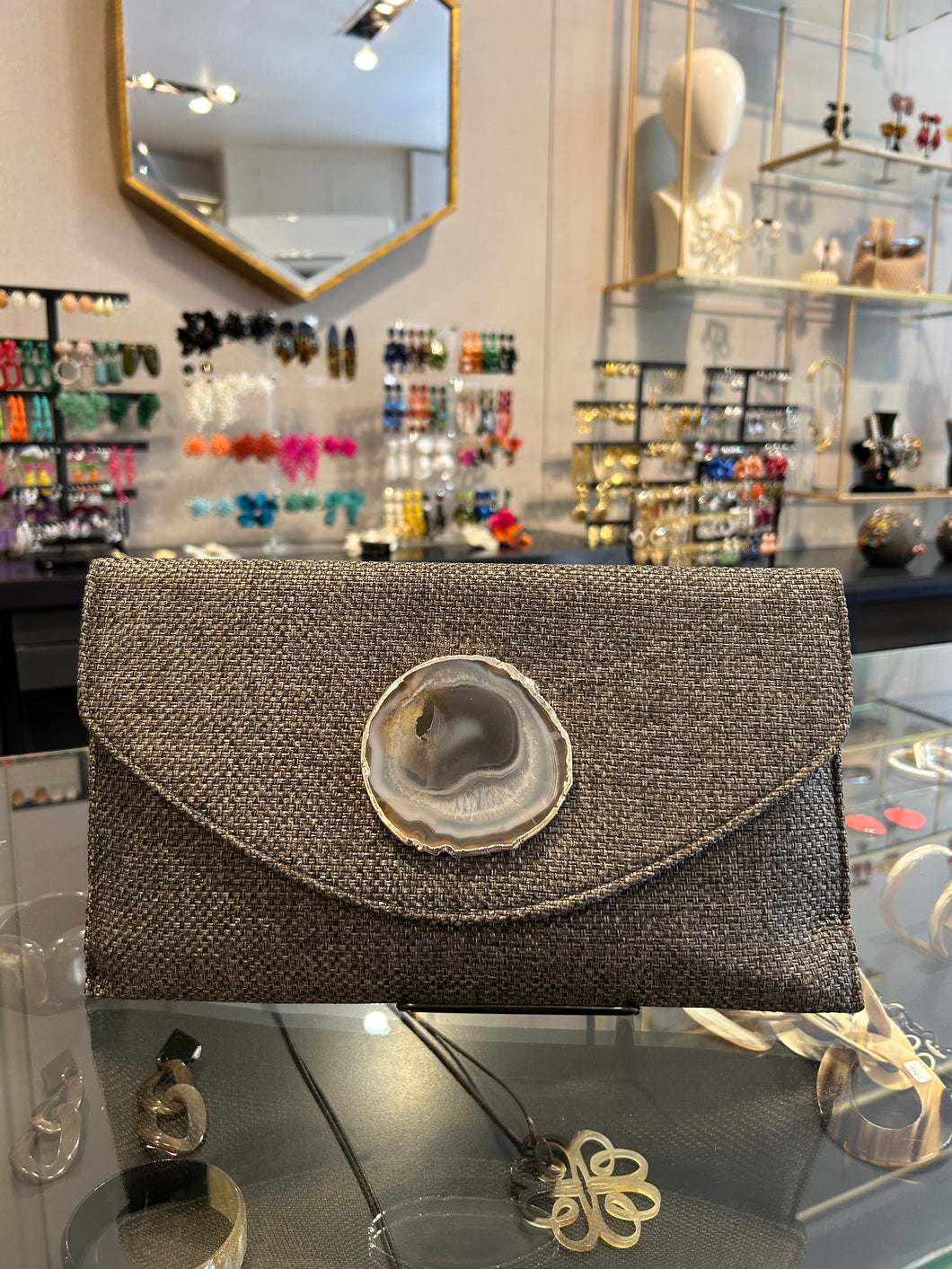 Sobre tejido gris con ágata