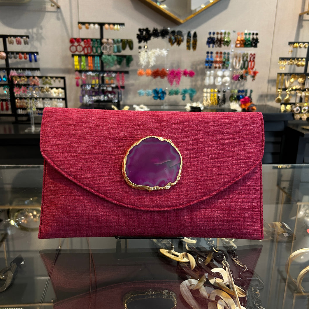 bolso tipo sobre fucsia 
