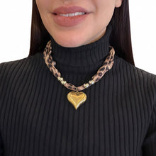 Cargar imagen en el visor de la galería, Collar dije corazón con animal print
