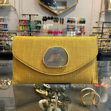 Cargar imagen en el visor de la galería, Sobre tejido mostaza con ágata
