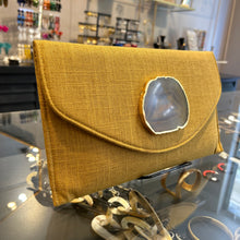 Cargar imagen en el visor de la galería, Sobre tejido mostaza con ágata
