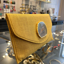 Cargar imagen en el visor de la galería, Sobre tejido mostaza con ágata
