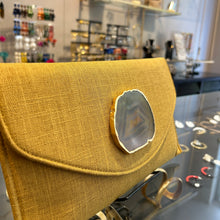 Cargar imagen en el visor de la galería, Sobre tejido mostaza con ágata
