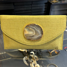 Cargar imagen en el visor de la galería, Sobre tejido pistacho con ágata
