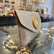 Cargar imagen en el visor de la galería, Sobre tejido rafia dorado suave
