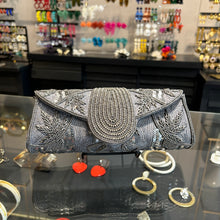 Cargar imagen en el visor de la galería, Sobre sobre bordado en mostacillas
