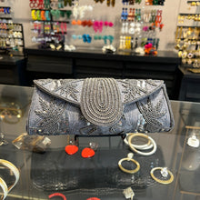 Cargar imagen en el visor de la galería, Sobre sobre bordado en mostacillas
