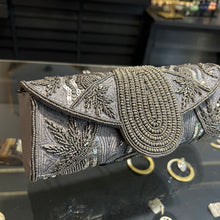 Cargar imagen en el visor de la galería, Sobre sobre bordado en mostacillas
