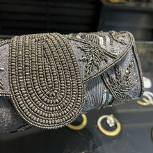 Cargar imagen en el visor de la galería, Sobre sobre bordado en mostacillas
