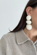 Cargar imagen en el visor de la galería, Caravanas beige esmaltadas
