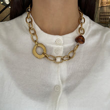Cargar imagen en el visor de la galería, Collar  dorado con apliques
