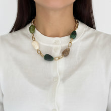 Cargar imagen en el visor de la galería, Collar cadena y resina

