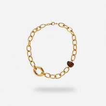 Cargar imagen en el visor de la galería, collar dorado con piedra gris 
