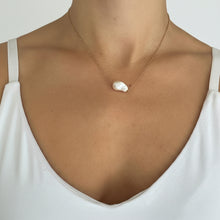 Cargar imagen en el visor de la galería, Collar dije perla
