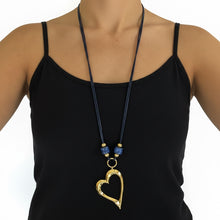 Cargar imagen en el visor de la galería, Collar azul con dije corazón
