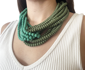 Collar entrelazado