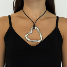Cargar imagen en el visor de la galería, collar negro de corazón
