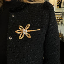 Cargar imagen en el visor de la galería, Broche flor con perlas
