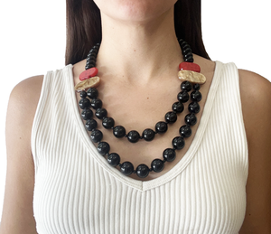 Collar negro con aplique beige