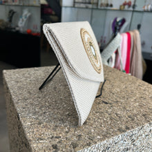 Cargar imagen en el visor de la galería, Sobre tejido crudo con dorado
