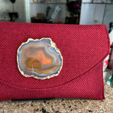 Cargar imagen en el visor de la galería, Sobre tejido rojo oscuro
