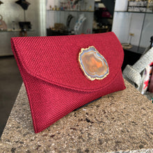 Cargar imagen en el visor de la galería, Sobre tejido rojo oscuro
