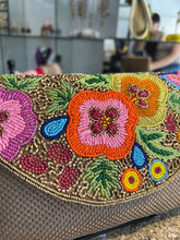 Cargar imagen en el visor de la galería, Sobre bordado con flores
