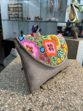 Cargar imagen en el visor de la galería, Sobre bordado con flores
