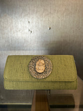 Cargar imagen en el visor de la galería, Sobre verde con piedra dorada
