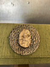 Cargar imagen en el visor de la galería, Sobre verde con piedra dorada
