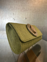 Cargar imagen en el visor de la galería, Sobre verde con piedra dorada
