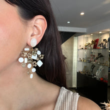 Cargar imagen en el visor de la galería, Caravanas "Rama" nacar y dorado
