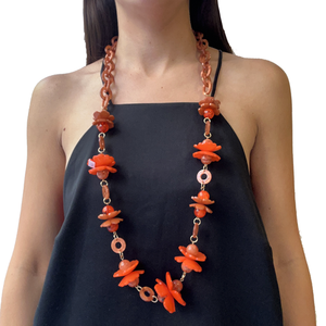 collar largo de resina naranja
