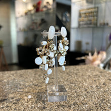 Cargar imagen en el visor de la galería, Caravanas "Rama" nacar y dorado
