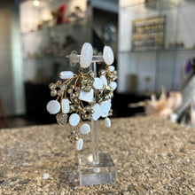 Cargar imagen en el visor de la galería, Caravanas "Rama" nacar y dorado
