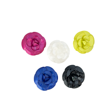 Cargar imagen en el visor de la galería, broche de camelia hecho en resina
