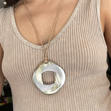 Cargar imagen en el visor de la galería, Collar circular asta esmaltada
